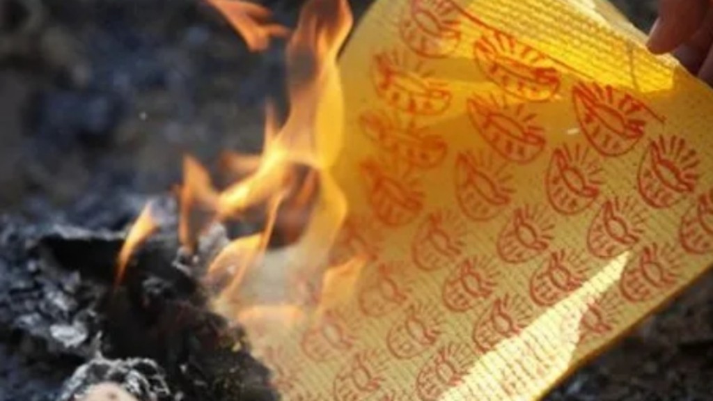 清明節考子賢孫們掃墓時習俗上都會燒金銀元寶。網圖