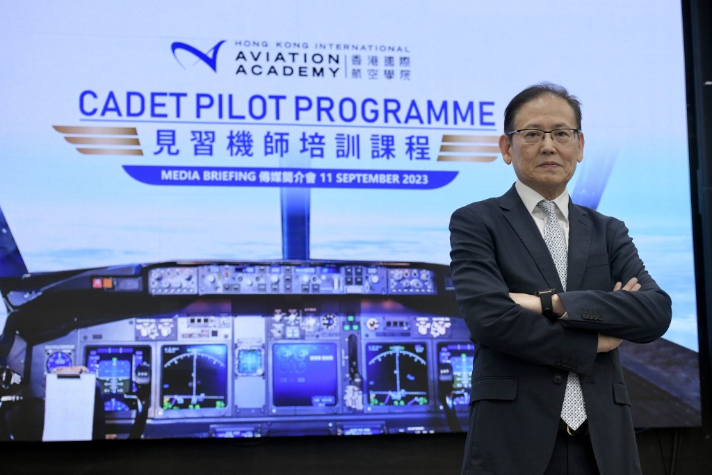 香港國際航空學院校長李天柱表示，香港只有一間航空公司有見習機師培訓計劃，冀計劃開辦2至4班，每班24人，每年可培訓100名見習機師。陳浩元攝