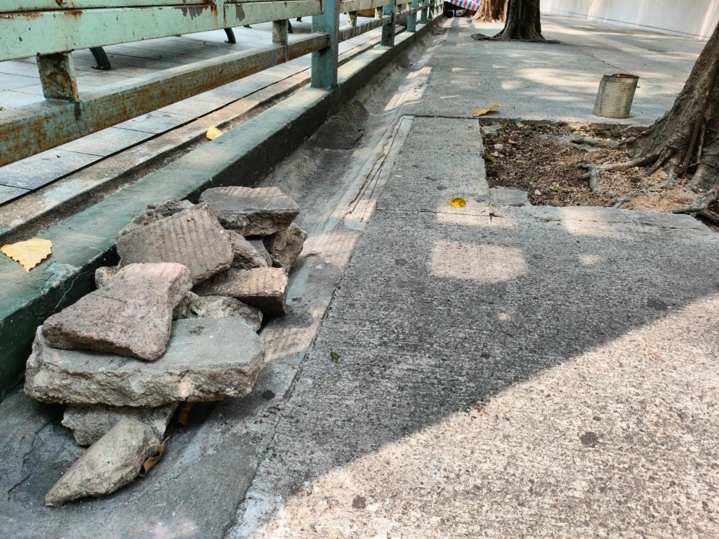 少量破损路砖遗留在公园渠边。(莫家文摄)