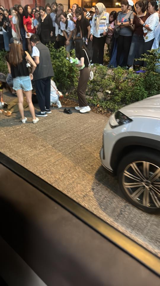 女子過馬路時捱私家車撞。FB「大埔 TAI PO」群組圖片