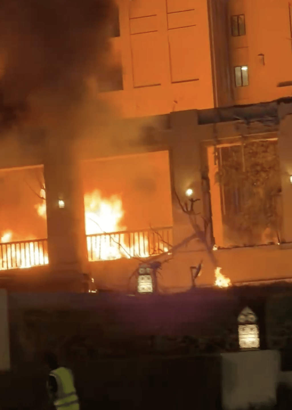 杜拜棕榈岛一间酒店疑被导弹碎片击中。X影片截图