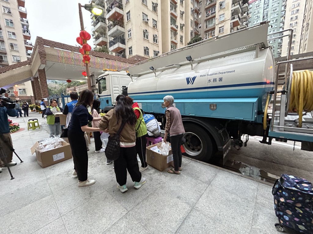 有居民落樓取水。曾志恒攝
