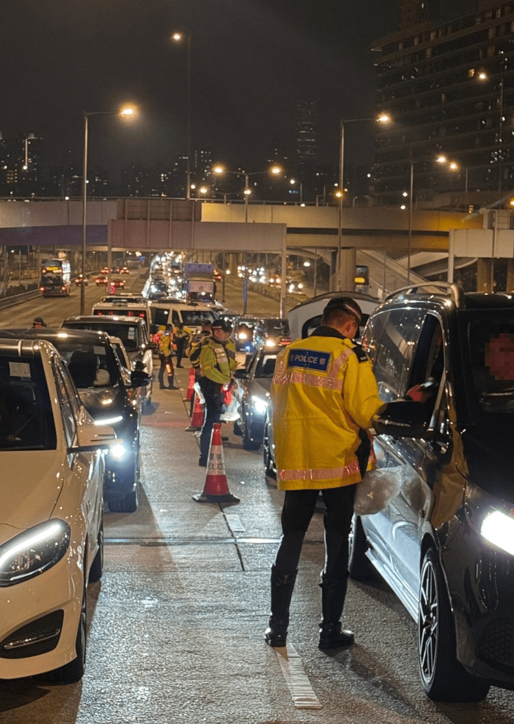 警方展開執法行動。