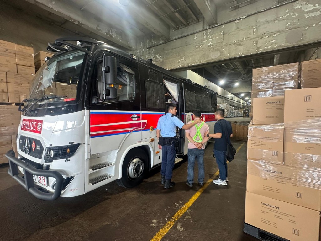 跨部門新界多區打擊黑工及掃黃 拘捕17人。警方圖片