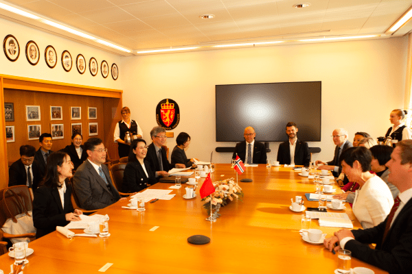 2023年5月12日，國務委員兼外長秦剛在奧斯陸集體會見挪威議會外交與國防事務委員會議員。中國外交部