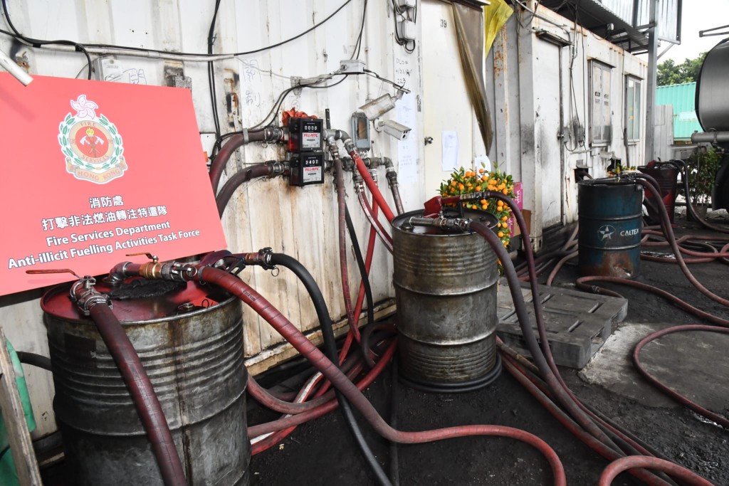 行動中，消防搗破新界北8個非法加油站，檢4.4萬升柴油。
