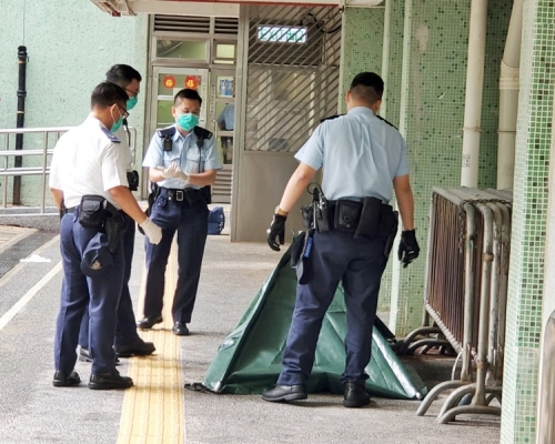警方以帳篷遮蓋死者遺體。