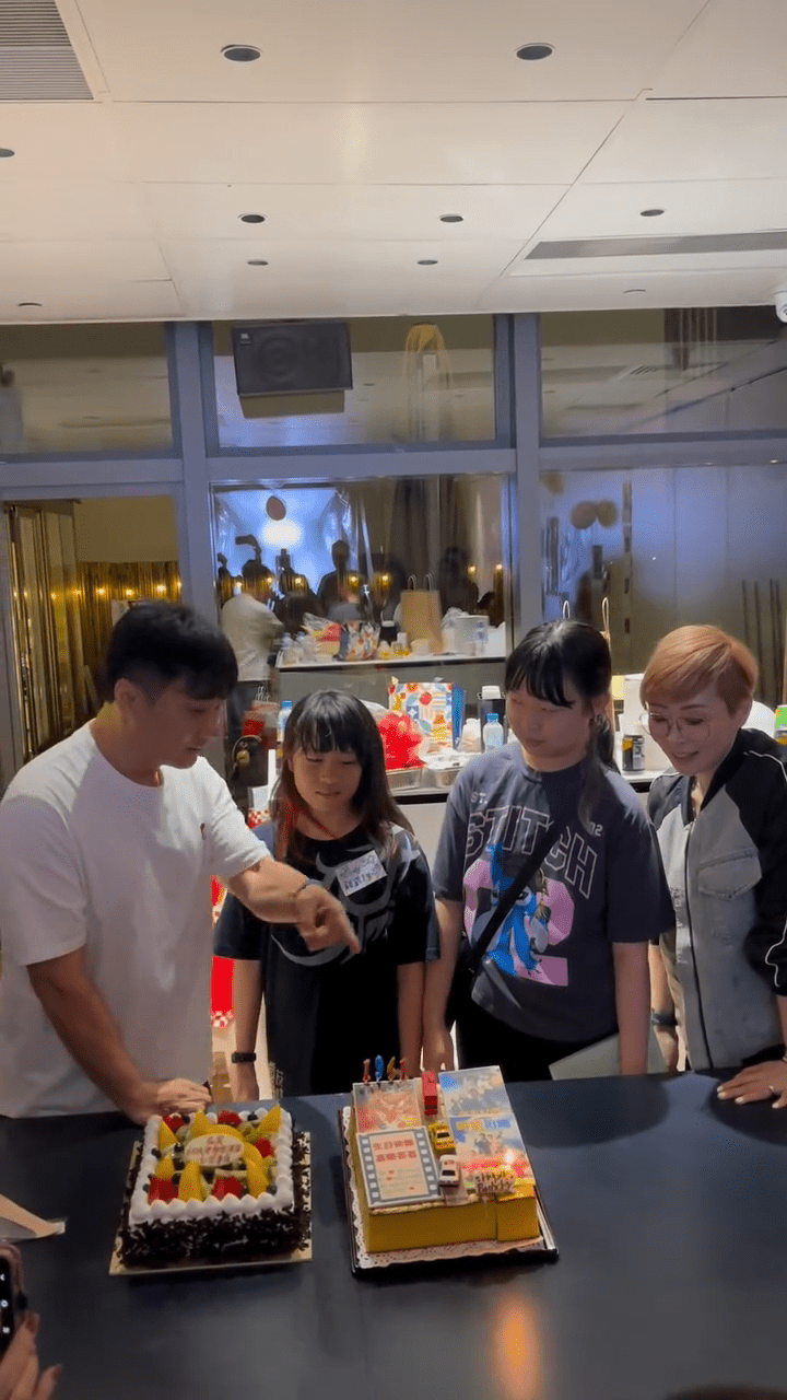 錢嘉樂與女兒互動頻繁，父女情深。