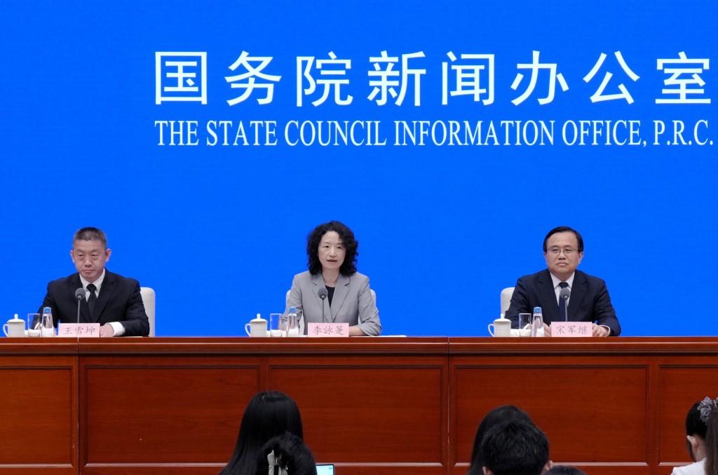 李詠箑(中)獲任命為常駐世貿組織代表。新華社 李詠箑(中)獲任命為常駐世貿組織代表。新華社