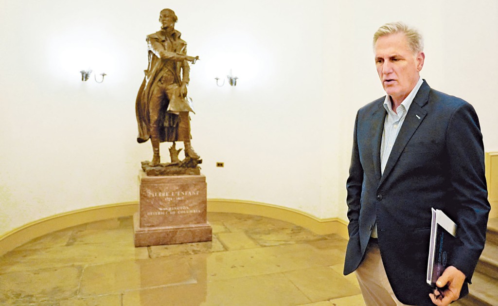 外电报道，美国共和党籍联邦众议院议长麦卡锡（图）与美国总统拜登已就提高债务上限达成原则性协议。