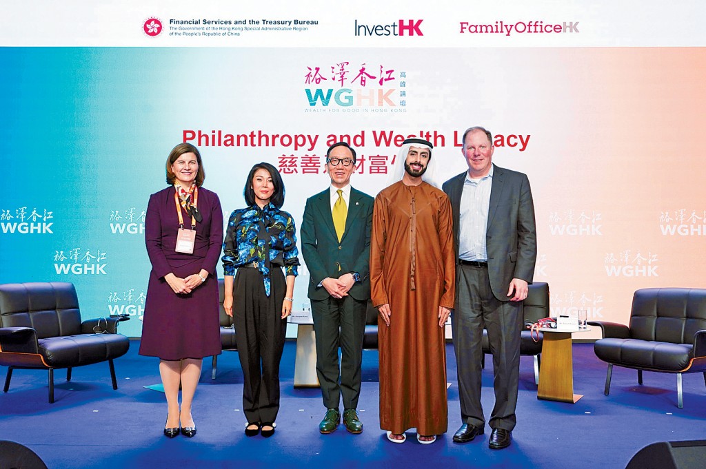 阿勒馬克圖姆（右二）日前在港出席「裕澤香江」論壇。