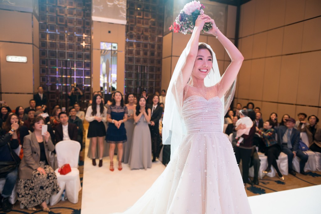 儀式完成後,新娘黃天頤拋花球。