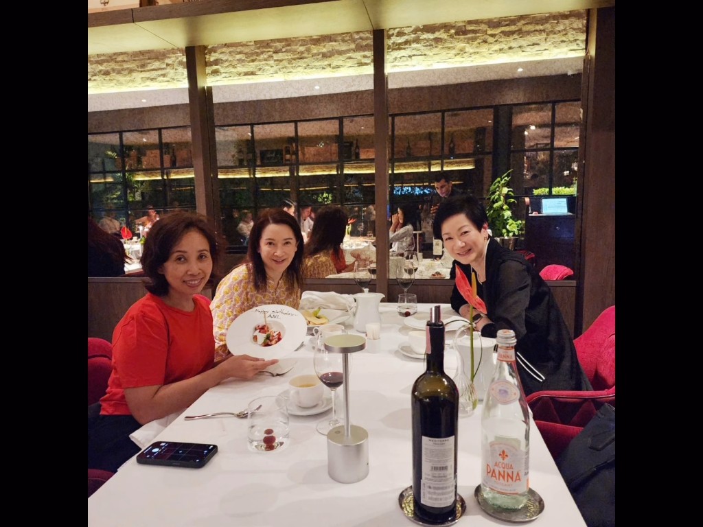 龔慈恩飛往泰國旅行，與朋友到ICON SIAM商場吃吃喝喝。