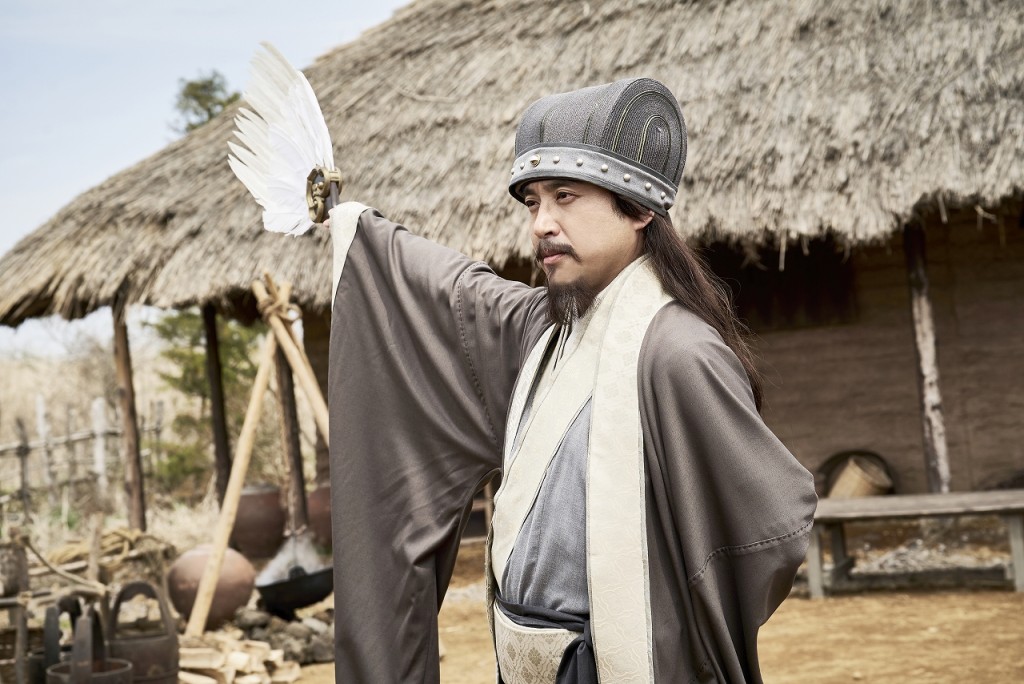 室剛飾演「諸葛亮」，他拍攝時最唔跟劇本，而且愛扮鬼扮馬。