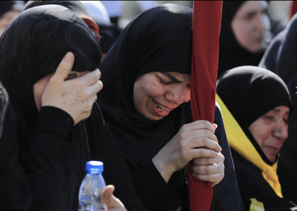 南黎巴嫩士兵早前在以色列空袭中身亡，其家眷在葬礼上悲痛哭泣。美联社
