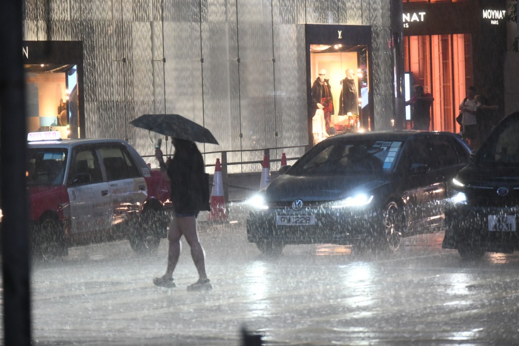 黑雨警告周二日間長時間生效。何健勇攝 黑雨警告周二日間長時間生效。何健勇攝