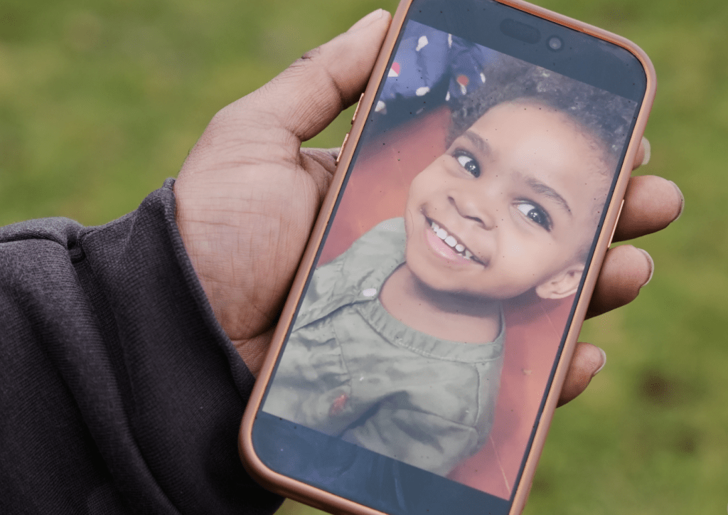 查特曼在發現遺體的地點展示女兒米拉的照片。美聯社