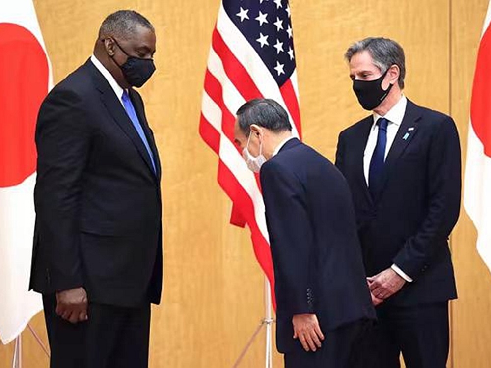 日本首相菅義偉向高大的美國防長奧斯汀鞠躬的照片在網上引熱議。