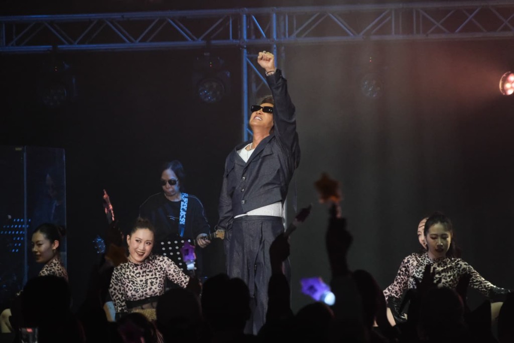 譚耀文唱《聖鬥士星矢》時險些絆倒。 譚耀文唱《聖鬥士星矢》時險些絆倒。