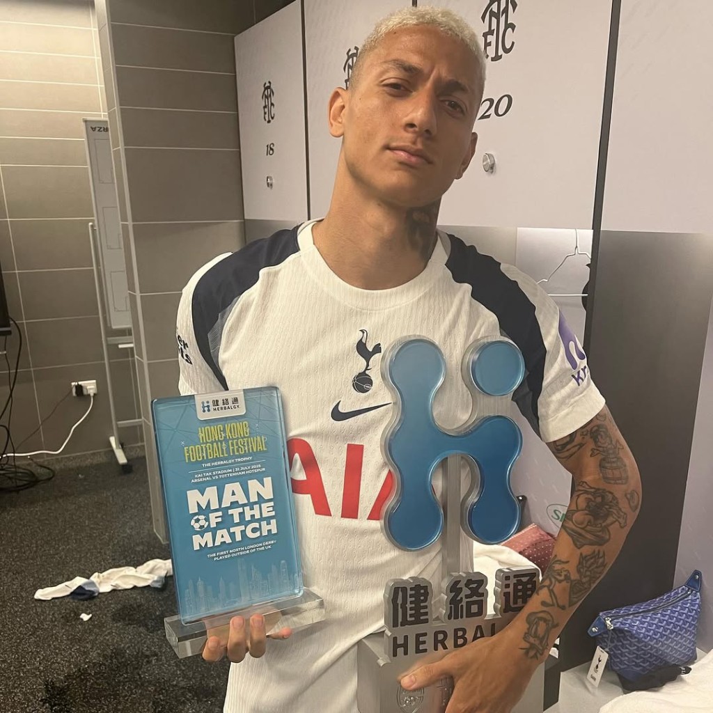香港足球盛會2025｜熱刺李察利臣曬捧盃相網上挑釁阿仙奴馬加希斯隔空互窒