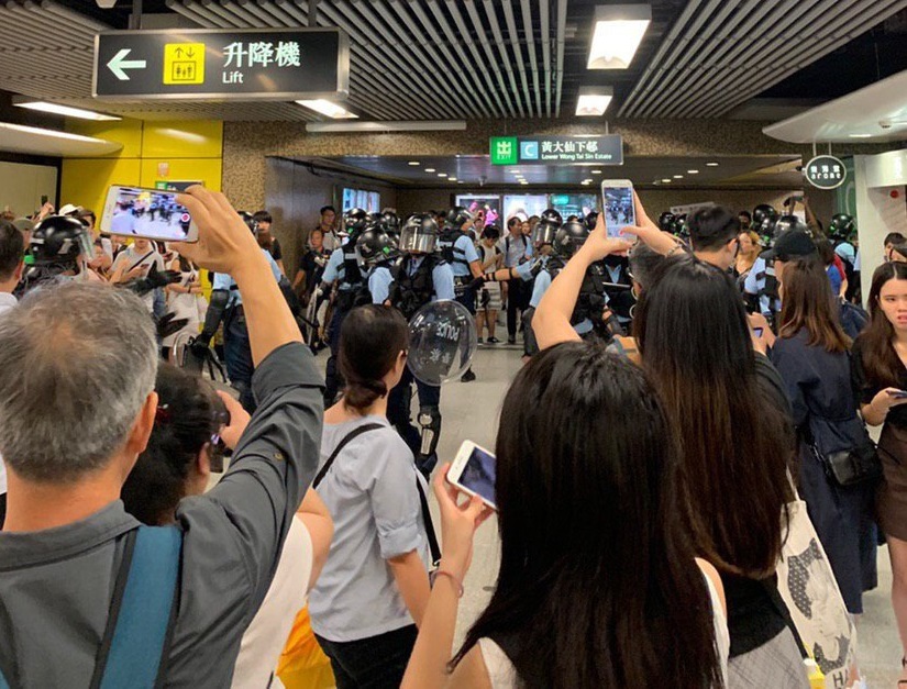 黃大仙站防暴警察到場處理情況。網上圖片