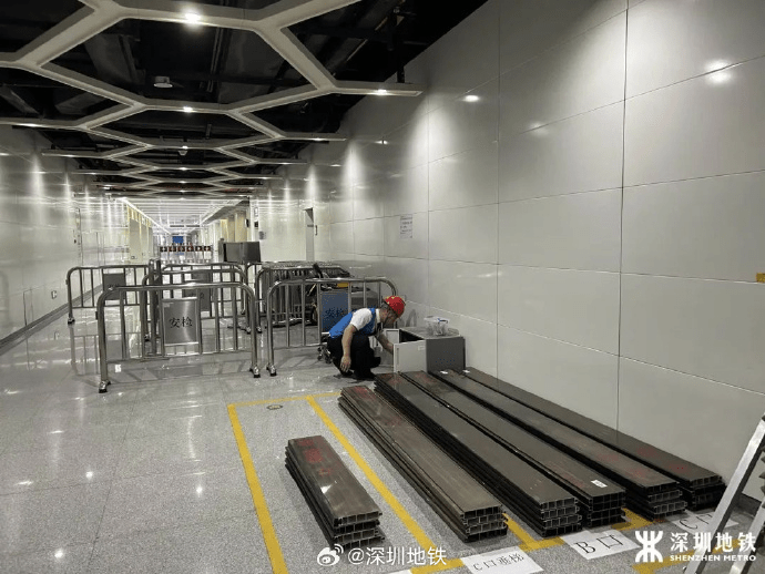 台风「苏拉」接近深圳，地铁作好防雨防风措施。