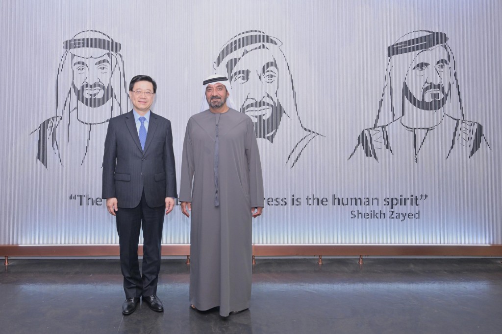 李家超於2月時出訪中東，圖為李家超（左）與迪拜控股集團主席HH Sheikh Ahmed Bin Saeed Al Maktoum（右）會面。政府新聞處圖片