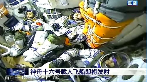 太空人在飞船内等待发射。