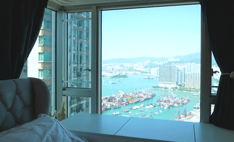 饱览维港及城市景色的超大窗户。