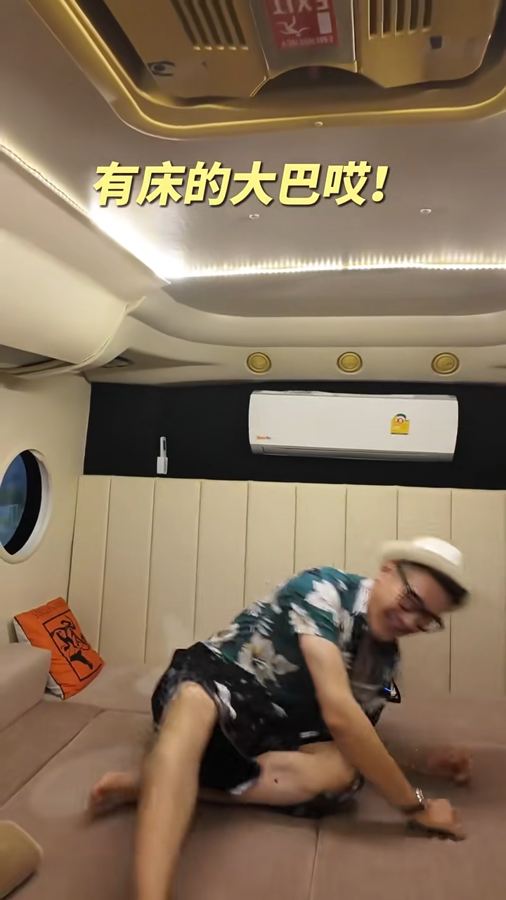 瞿穎安排豪華巴士接送胡兵。 瞿穎安排豪華巴士接送胡兵。