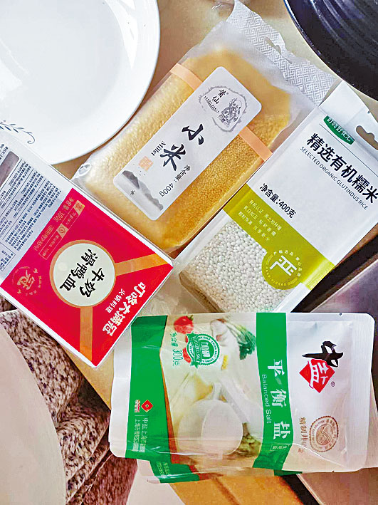 上海封城導致生活物資短缺。