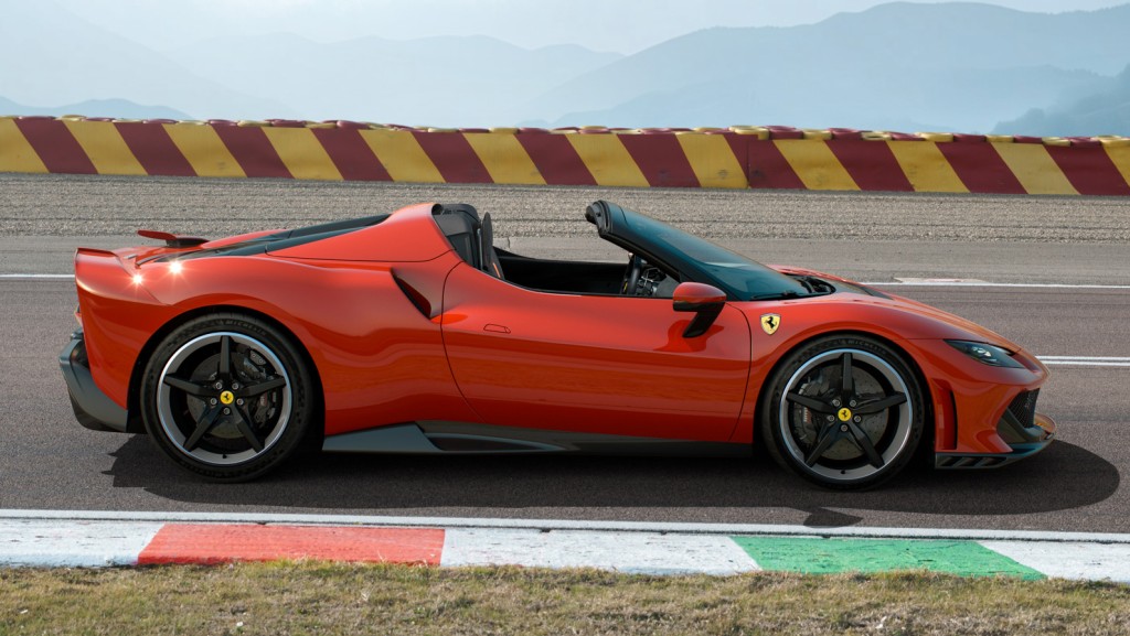 法拉利Ferrari 296 Speciale A加強版以開頂296 GTS為基礎,電動硬頂開或關只需14秒。