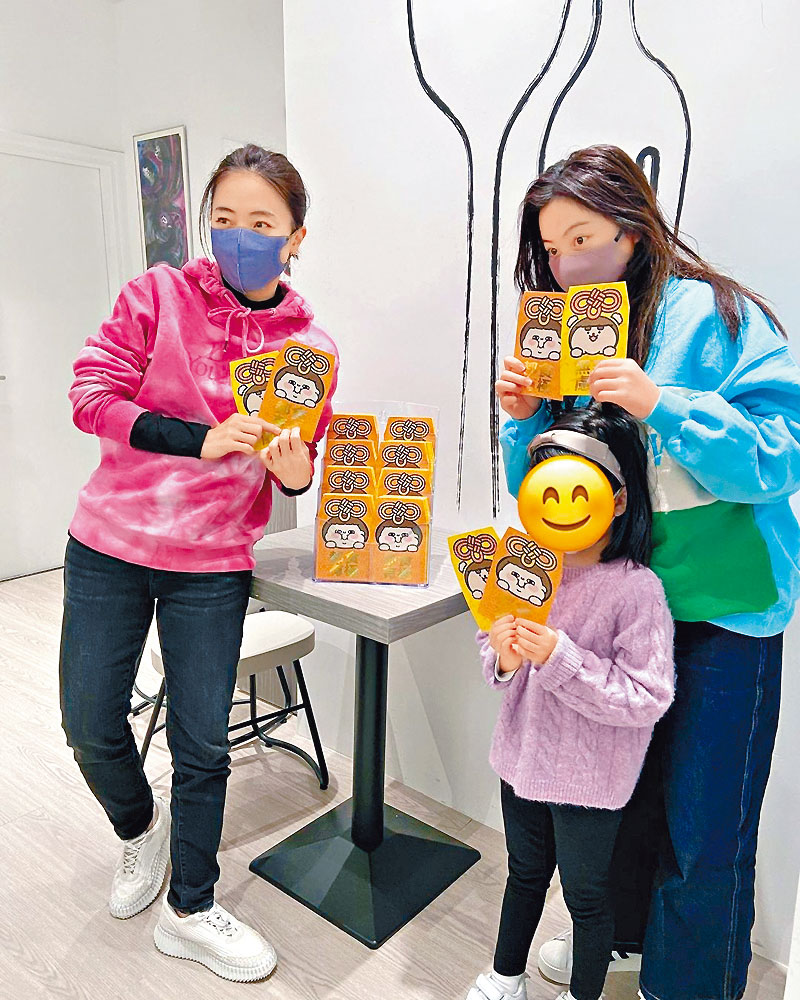 甘比帶兩位愛女到慈善飯堂派利是。
