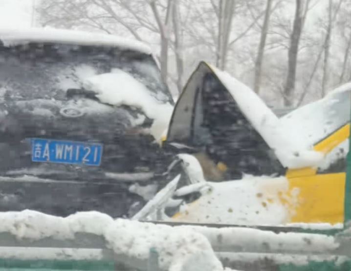 吉林珲乌高速松原至长春段的发生串烧式车祸。微博