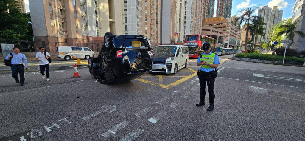 私家車失事翻側，四輪朝天。網上圖片