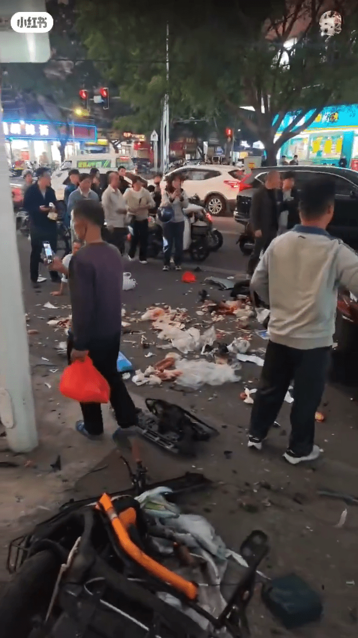 路上一片狼藉。