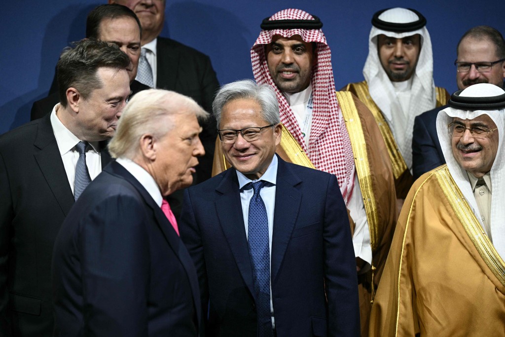 辉达行政总裁黄仁勋早前获邀到白宫，与特朗普及到访的沙特阿拉伯王储小萨勒曼同场。法新社