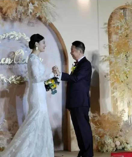 婚禮現場的一段影片爆紅。(網圖)