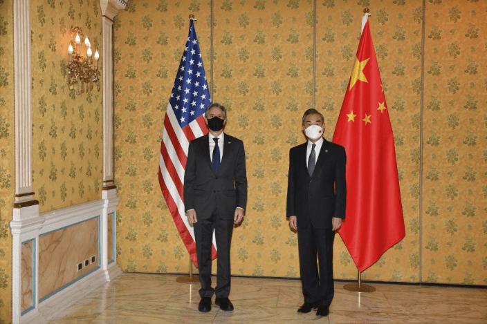 布林肯与王毅合影，两人没有进行礼节性的握手或碰肘。