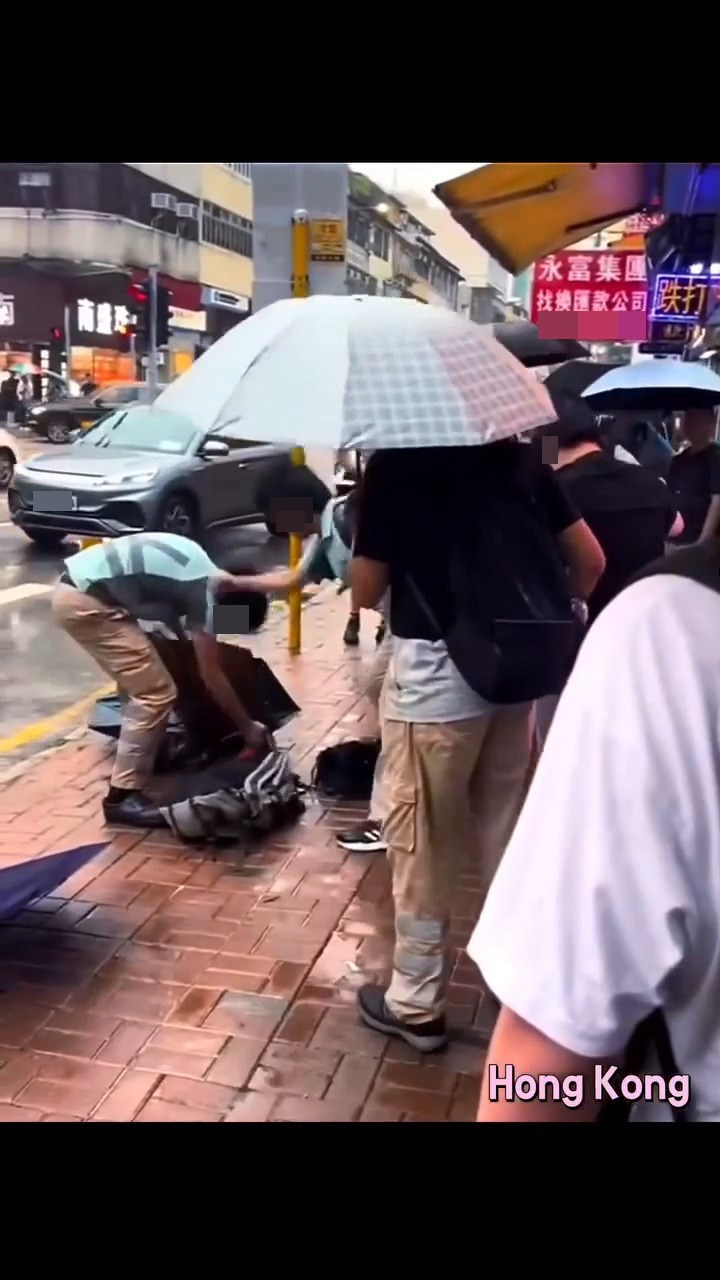 但見雙方揮拳對打一輪後,其中一名非華 裔男子專注拿起地上的背囊時,懷疑被偷 襲一拳而激起怒憤。fb截圖 但見雙方揮拳對打一輪後,其中一名非華 裔男子專注拿起地上的背囊時,懷疑被偷 襲一拳而激起怒憤。fb截圖