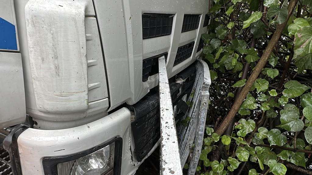 貨櫃車被鐵欄止住去勢。劉漢權攝