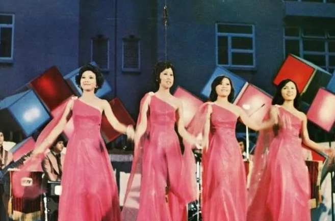 70年代，麗的推出由鍾叮噹、李影、盧愛蓮、南鳳組成的「紫荊花合唱團」對撼「四朵金花」。