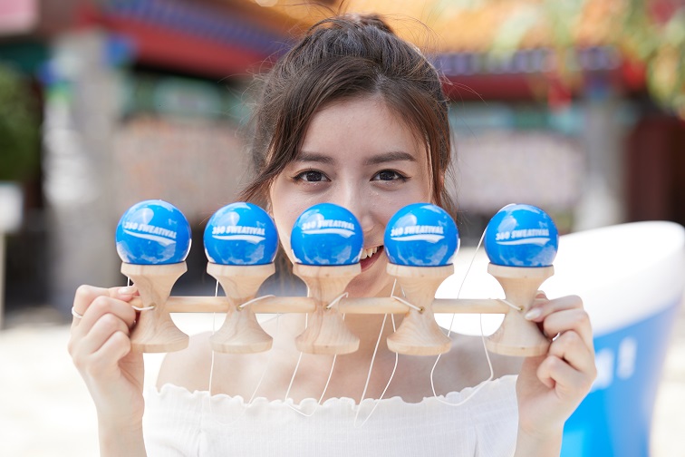 大家可体验板羽球、剑球及棒球的日系经典运动游戏。(昂坪360) 大家可体验板羽球、剑球及棒球的日系经典运动游戏。(昂坪360)