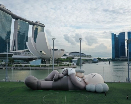 新加坡濱海灣浮動舞台公開展出的《KAWS：假日》大型吹氣公仔。網上圖片