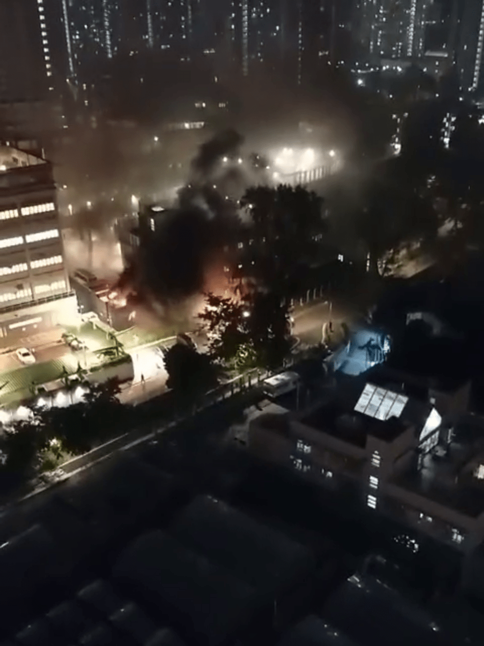 現場為青山醫院臨時工地鐵皮倉。FB：馬路的事討論區