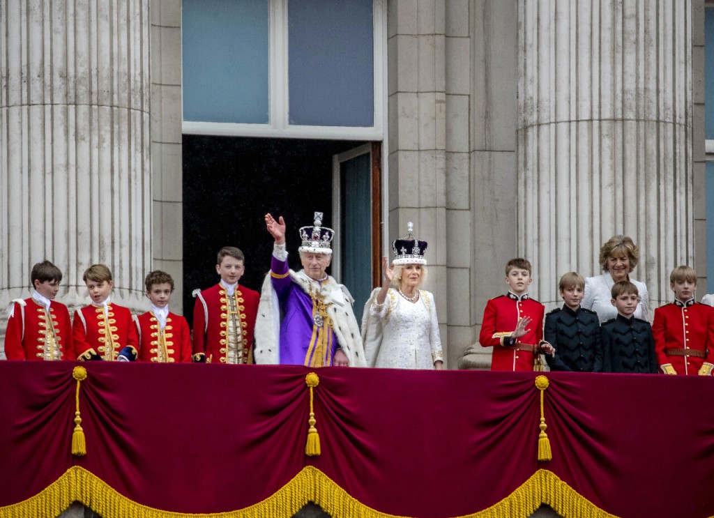 英皇查理斯三世加冕時，在白金漢宮露台上向民眾揮手。美聯社