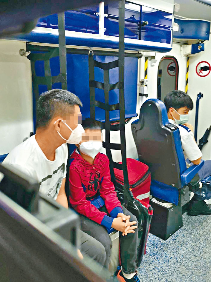 疑受虐男童由父親陪同送院。
