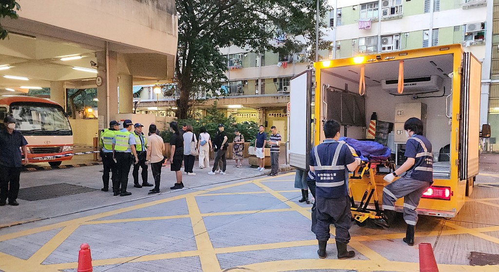 死者遺體送往殮房。