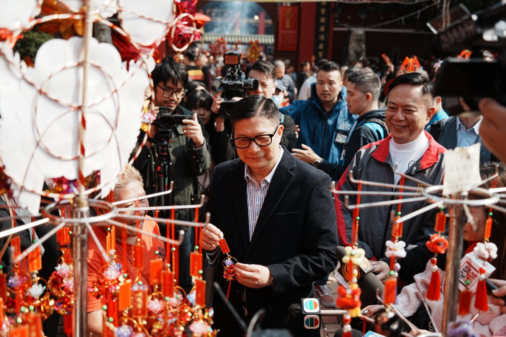 鄧炳強購買風車吊飾。
