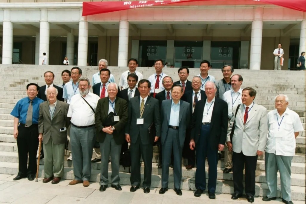 2002年楊振寧與出席清華大學舉辦的前沿科學國際研討會的學者合影。 2002年楊振寧與出席清華大學舉辦的前沿科學國際研討會的學者合影。